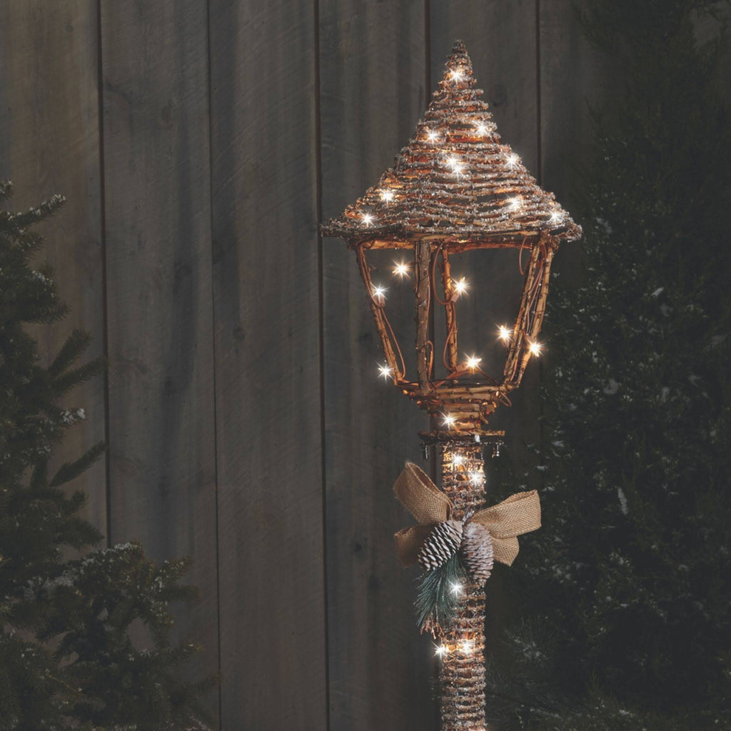 Pre Lit Incandescent 5 Foot Frosted Lamp Post Christmas Lawn Decoration O236785