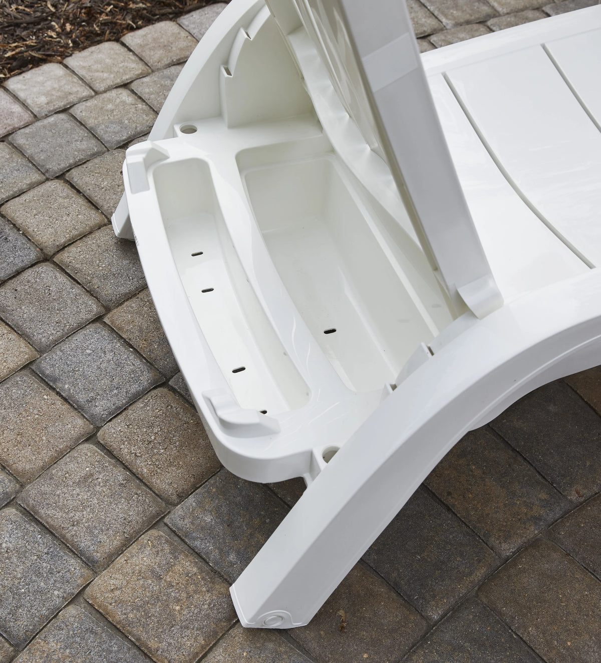White Resin Chaise Lounge H586224